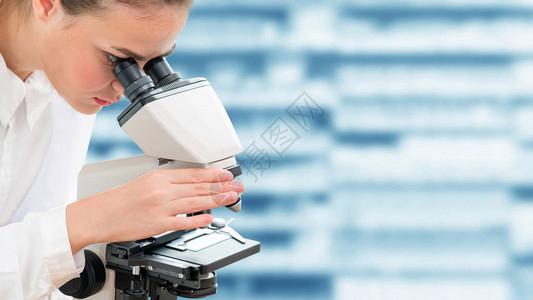 研发科学家研究员在实验室使用显微镜医疗保健技术和医药研发理念
